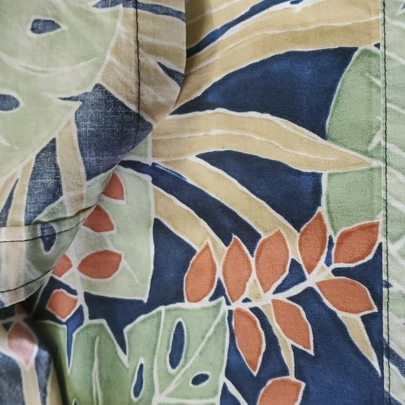 TORI RICHARDS HONOLULU, reverse Fabric shirt. Short sleeves. Size large Multi. - Picture 6 of 9